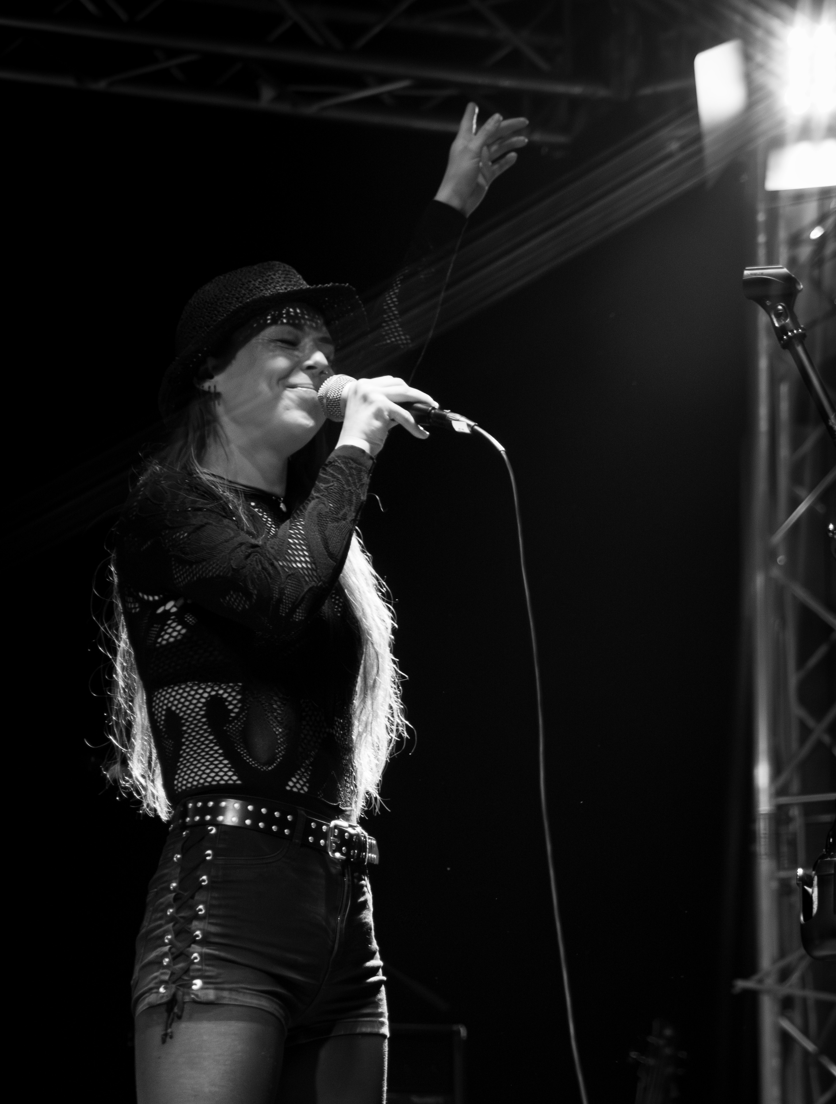 Beli, Frontsängerin von Beyond-Excuse, live auf der Bühne